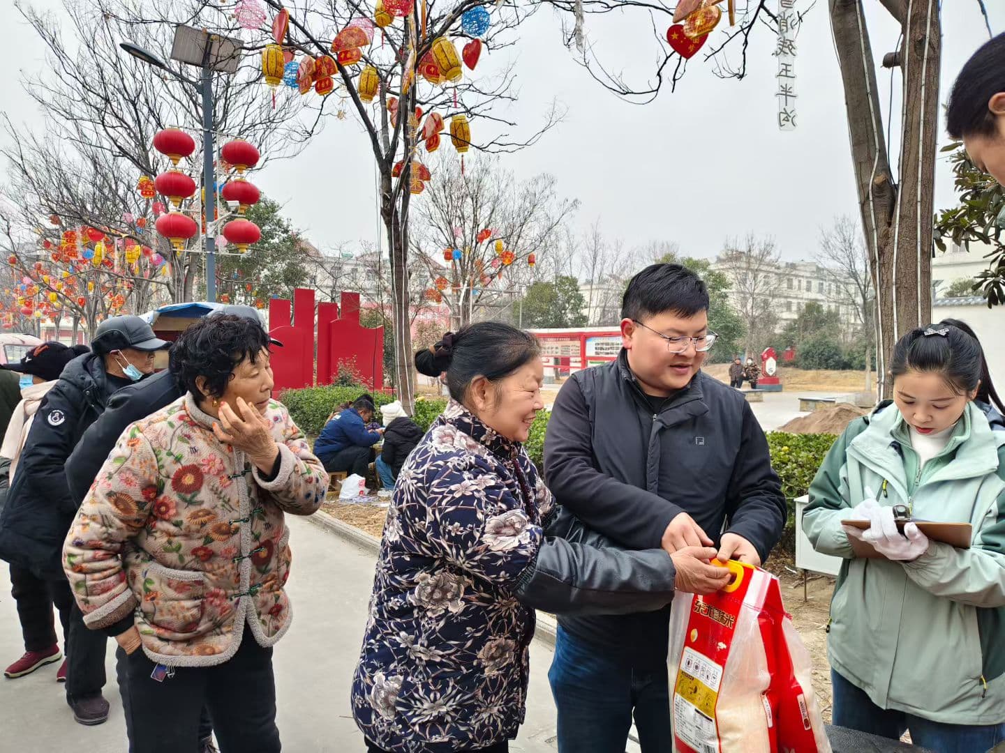 愛無大小，盡力就（jiù）好，這個世界的美好，莫過於愛心的循環，善心的傳遞，春節將至，河南全新機電公司給西北流村和（hé）亮（liàng）馬台村裏的老人送去溫暖和關懷。